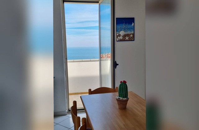 Super panoramic "Blu Mare" penthouse, facing the sea, walking distance to downtown!