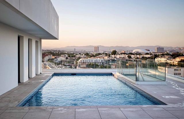 Excelente apartamento de 3 p, a 10 minutos de la playa con piscina y estacionamiento.