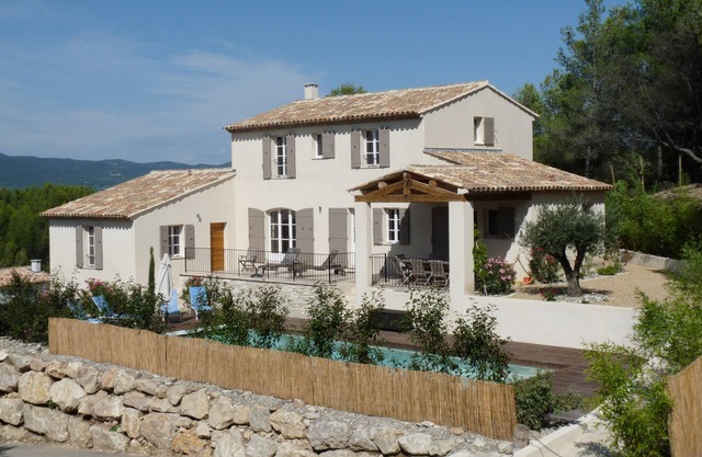 Magnífica villa de estilo moderno que goza de una magnífica vista del Luberon.