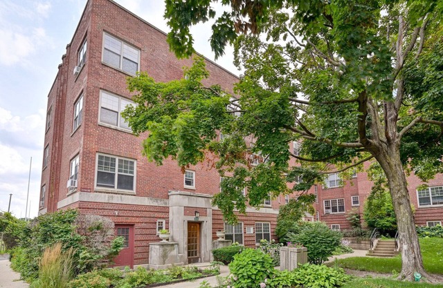 Superb Evanston 1BR w/ Courtyard & W/D, nr Beach, by Blueground