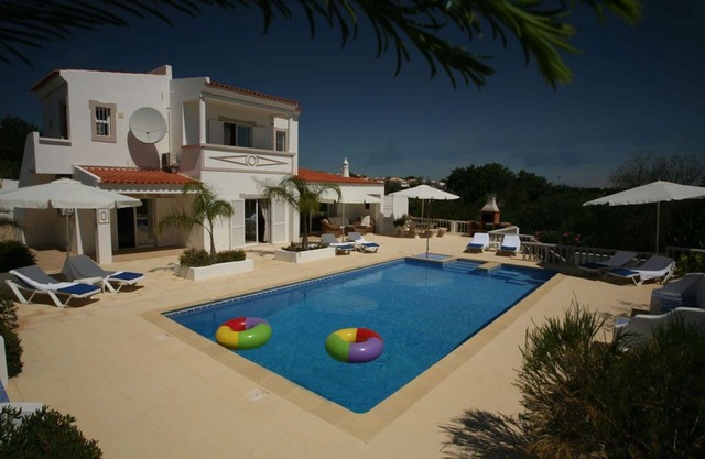 Magnífica villa de lujo moderna, gran piscina privada, aire acondicionado, Wifi y vistas al campo.
