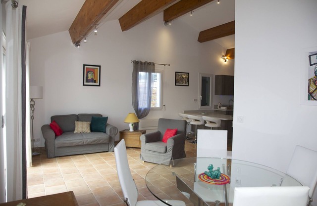 Magnífico apartamento nuevo T3 en el corazón de Sanary, a 100 metros del puerto, a 2 minutos a pie,