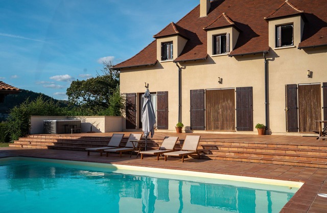 Magnífica villa con piscina privada a orillas del río Dordoña.