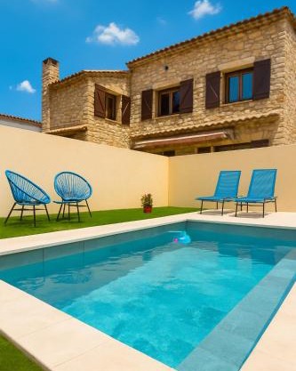 Superbe bâtisse en pierre et piscine