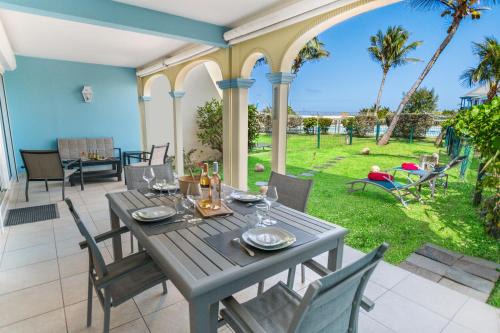 Sur la plage de la Baie Orientale, maison 4p avec jardin privatif et citerne d'eau !
