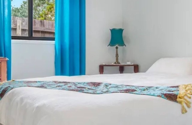 Surf Beach Bungalow, pet friendly with breaky