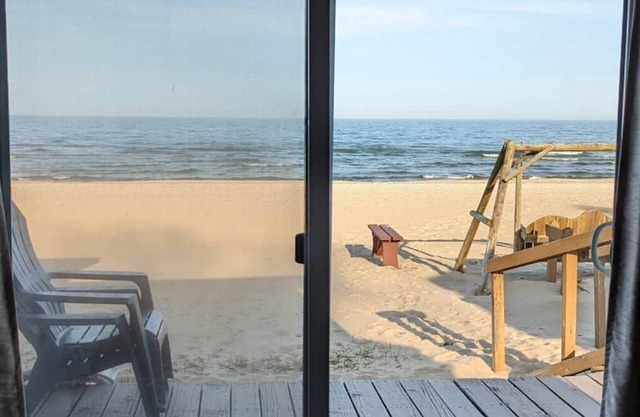 Dos dormitorios, totalmente amueblado frente a la playa cabaña en el lago Huron