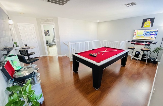 Surprise Home w/King Bed, Pool Table, Arcade, Office, & Movie/Workout Room!