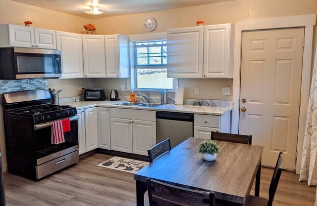 Susanville's cutest cottage 3 beds ,1 bath , sleeps 5