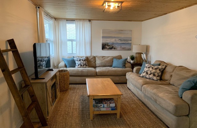 Suzy's Beach House (Walk to Beach)