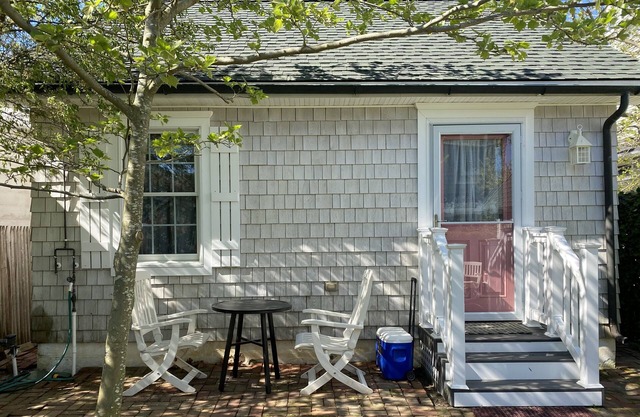 NUEVO ... DULCE ... DARLING ... SECLUDED ... COTTAGE ... BEACH 2 BLOCKS ... WALK to FISH ALLEY