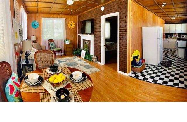 SWEET ISLAND BUNGALOW FALL IS FABULOUS In Ocean City 4.5 mi from the beach.