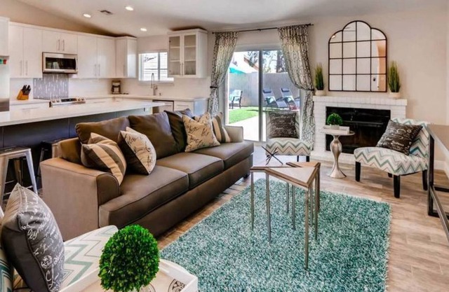HEATED POOL + 5 MIN TO KIERLAND MALL