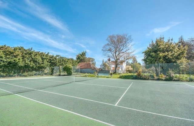 Sweet small barn with Tennis court, near Goodwood