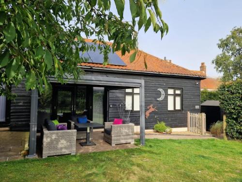 Swift Host - Owl Barn - Sleeps 2 - EV Charger - Pet Friendly