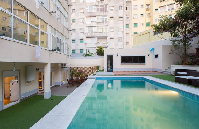 Piscina y jardín de apartamentos