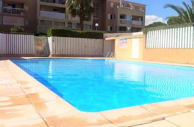 Piscina, playas cercanas, internet y parking privado