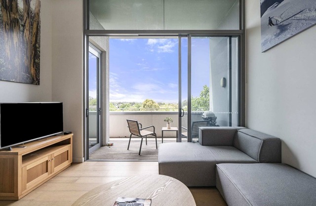 Sydney Urban Oasis: Balcony Views and BBQ!