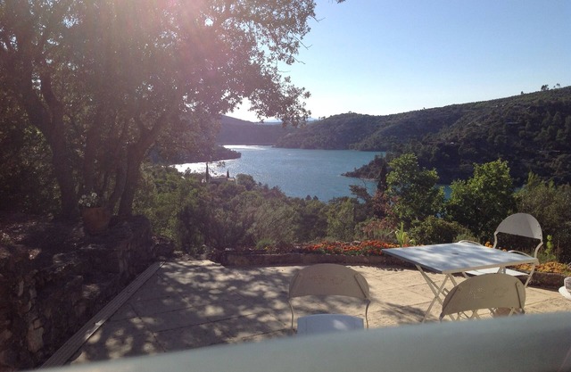 T1 encantador clasificado *** en la planta baja de la villa con jardín y piscina, acceso privado al lago