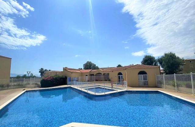 T2 air-conditioned for 5P, Swimming pool / Tennis / Parking / Cleaning included