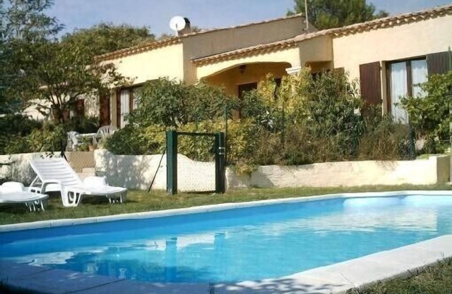 Apartamento T2 + piscina en Aurons-7 km Salon de Provence y 25 km Aix en Provence