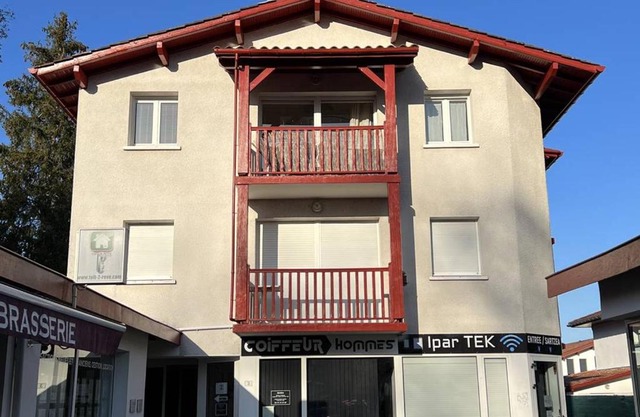 T2 calme avec terrasse, parking privatif, cuisine équipée, centre de Cambo-les-Bains - FR-1-495-112