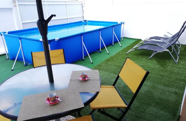 T2 Galé 500mts da praia Piscina e barbecue privados