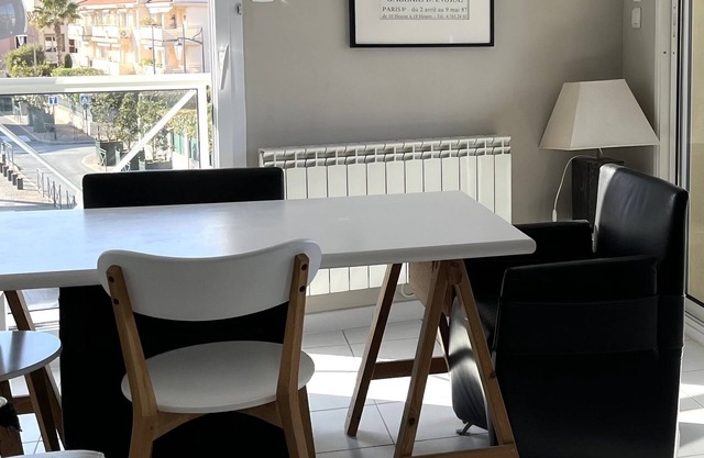 Nuevo en Sanary, 52 m2, todo a pie, tranquilo, vista despejada, aire acondicionado, estacionamiento, wifi.