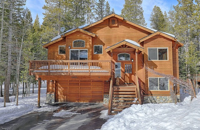 Tahoe Donner Luxury 4 BR House w / Hot Tub and Chef's Kitchen (Sleeps 10-12)