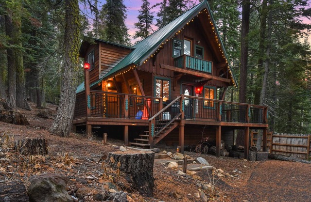 Tahoe Pines Cabin – Cozy and Private 3 BDR Close to Beaches and Skiing!