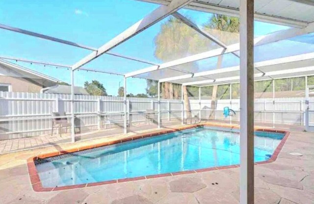 Tampa Home w BBQ patio pool /5 Beds /9 Guests