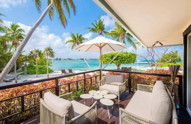 Tarasand: Villa moderna junto al mar con hermosos interiores y una prístina playa descalza