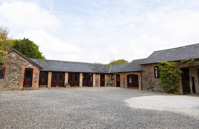 TARQUOL COTTAGE, pet friendly, with pool in Torrington