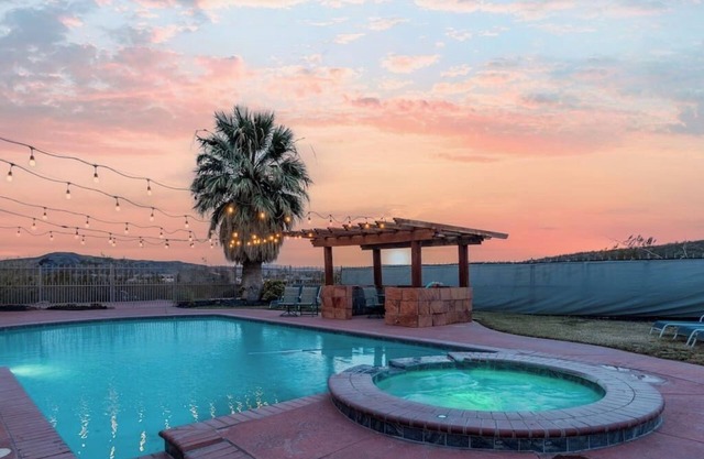 Capacidad para 18 personas, piscina privada, (cerca de Zions y Sand Hollow)