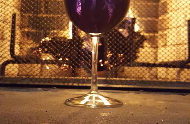 "Taste Of Wine" en el río Chattahoochee, con bañera de hidromasaje, en el centro de Helen.