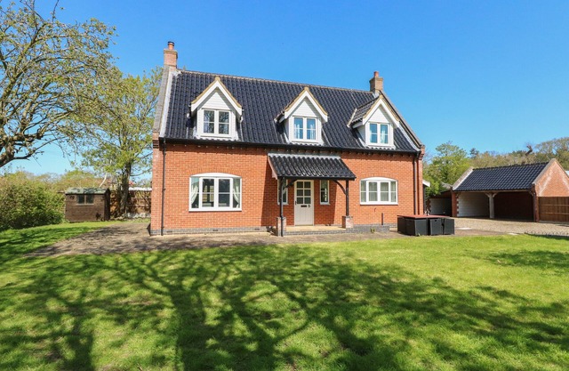TEASEL COTTAGE, pet friendly, with open fire in Stalham