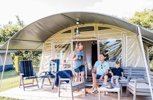 Bonita tienda de campaña en un camping
