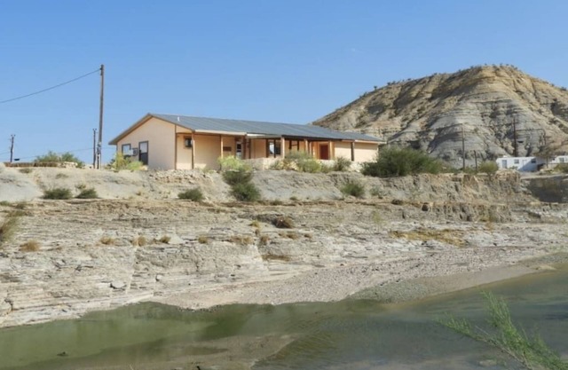 New Terlingua Creek Porch House, convenientemente ubicado con vista a Terlingua Creek