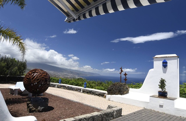 Casa con magnificas vistas al mar y montaña en Finca con bodega propia