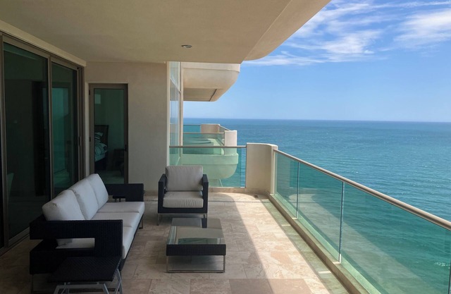 Tessoro 902 - Elegant beach front condo