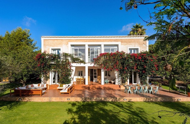 Luxury villa with private pool, 10 mins from the beach