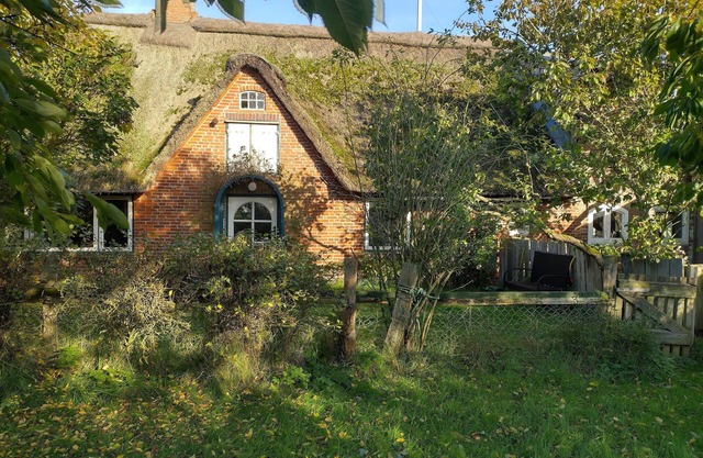 Casa de friso con techo de paja de 1860, alojamiento familiar ideal.