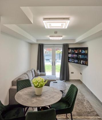 The Ashcroft Studios & Apartments with Free Parking