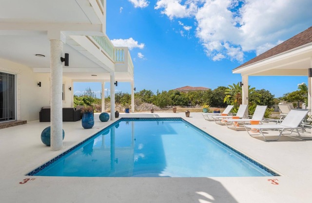 Villa familiar, espaciosa, privada, largas puestas de sol, vista al agua, piscina privada