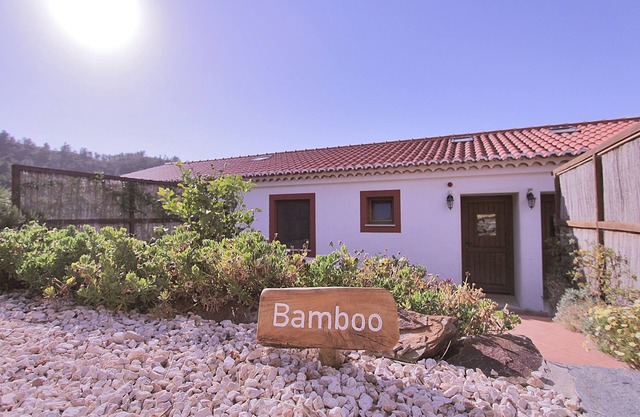 La casa de bambú cerca de la playa