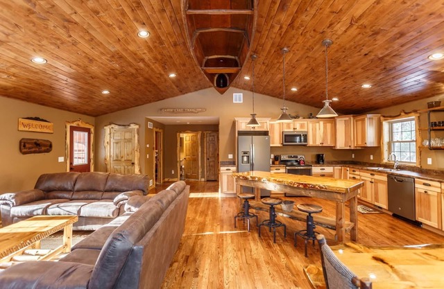 *** The Beautiful Whitetail Ridge-Luxury 5BR Cabin, a solo minutos del centro ***
