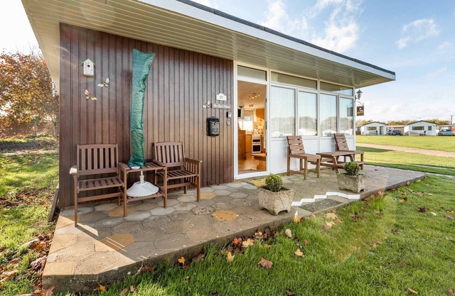 The Bees Knees,a lovely homely spacious chalet (sleeping )600yds from the beach.