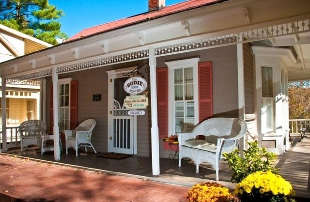 La mejor cabaña victoriana del distrito histórico en Eureka Springs