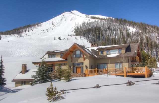 La mejor ubicación para entrar y salir esquiando de Big Sky y Moonlight Basin Resorts