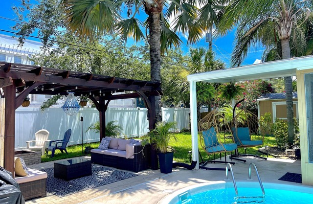The Big Guava Retreat-3b2b/POOL/FIRE PIT/BBQ/ PET FRIENDLY/